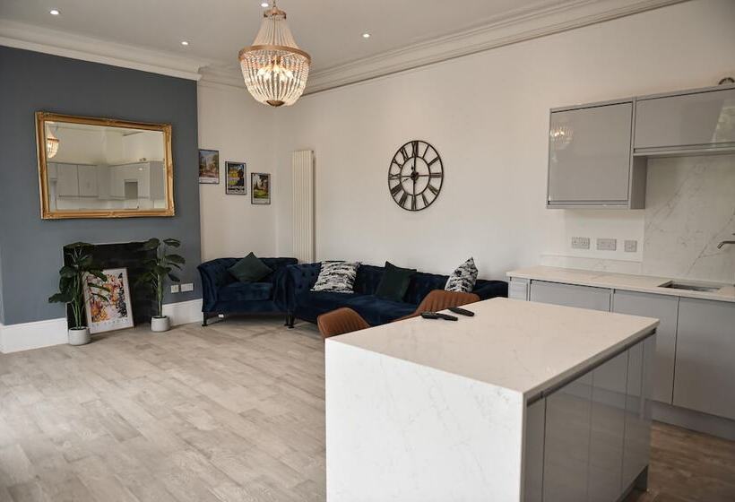 Victoria Colonnade Apart