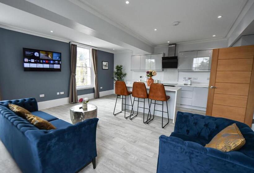 Victoria Colonnade Apart