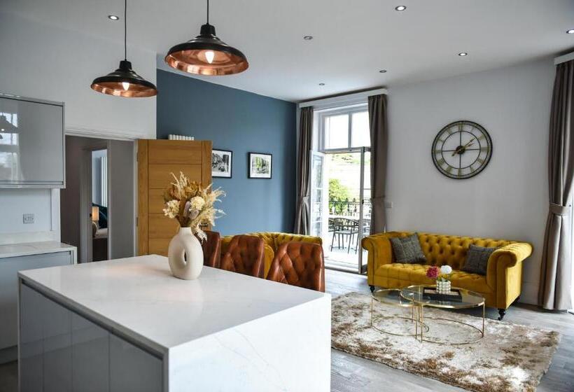 Victoria Colonnade Apart