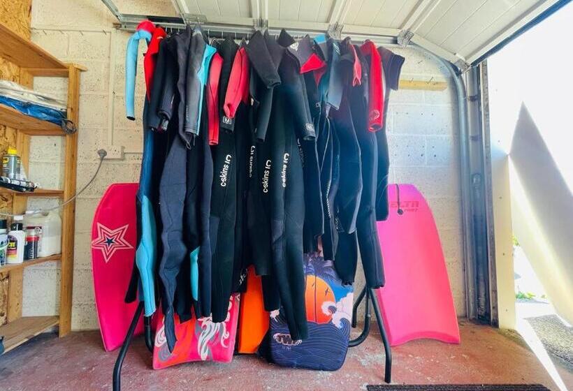 Baywatch Mawgan Porth Spacious Home Sleeps 9, Games Room, Parking & Garden