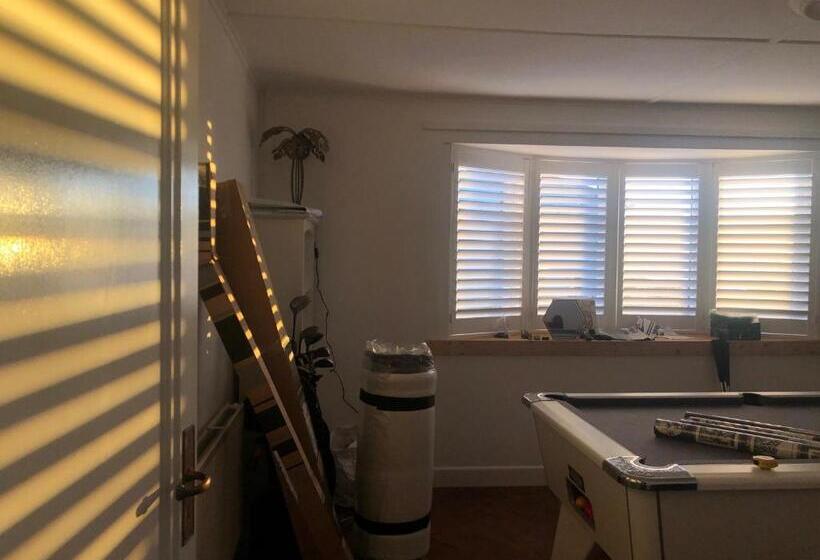 Baywatch Mawgan Porth Spacious Home Sleeps 9, Games Room, Parking & Garden