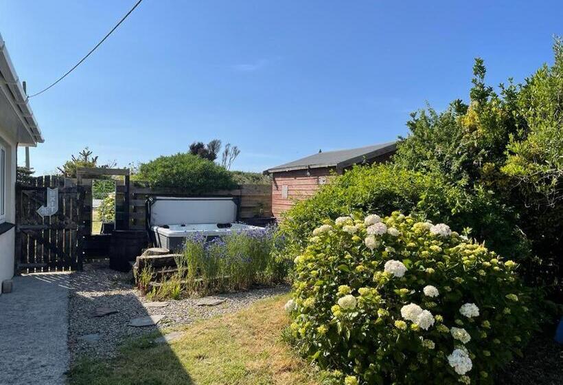 Baywatch Mawgan Porth Spacious Home Sleeps 9, Games Room, Parking & Garden