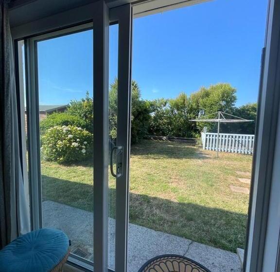 Baywatch Mawgan Porth Spacious Home Sleeps 9, Games Room, Parking & Garden