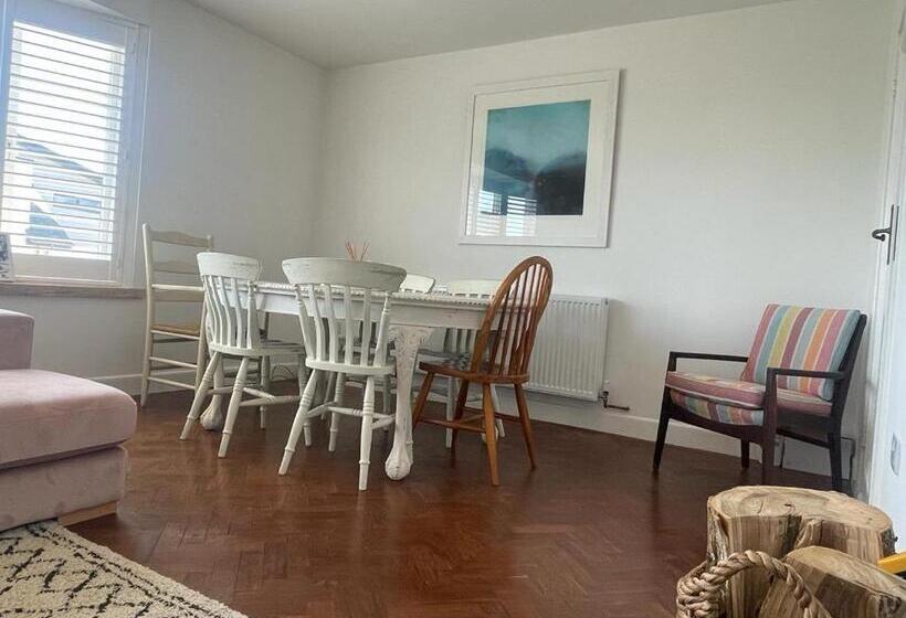 Baywatch Mawgan Porth Spacious Home Sleeps 9, Games Room, Parking & Garden