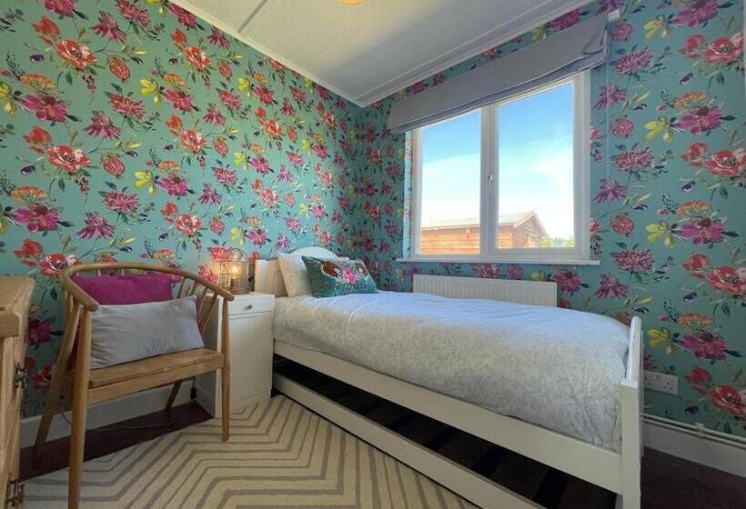 Baywatch Mawgan Porth Spacious Home Sleeps 9, Games Room, Parking & Garden