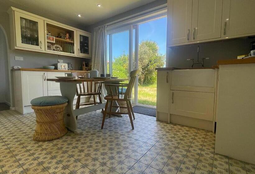 Baywatch Mawgan Porth Spacious Home Sleeps 9, Games Room, Parking & Garden