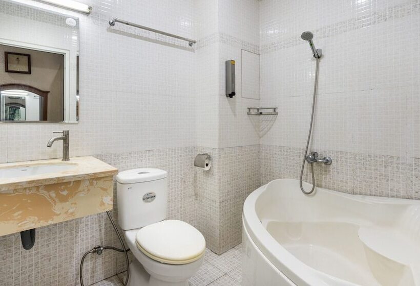 Queen Airport Hotel Saigon