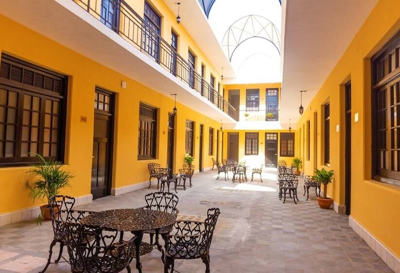 Отель La Nacional By Kavia