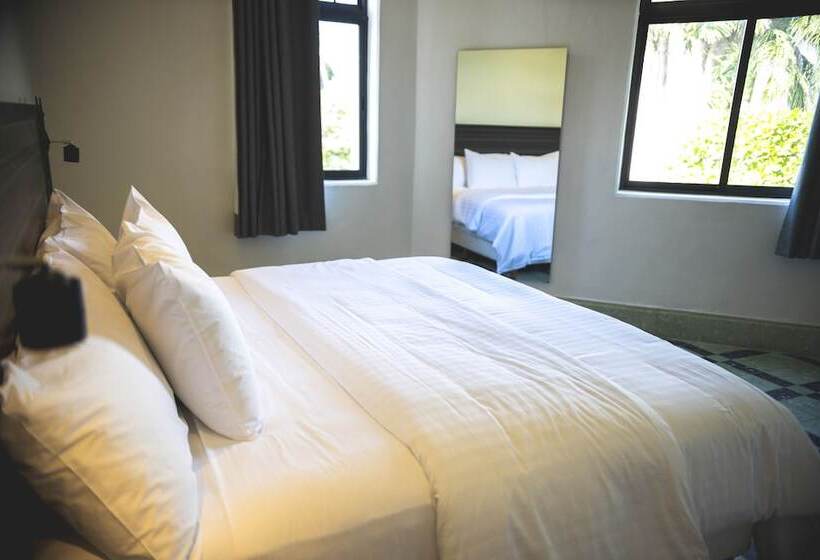 Отель La Nacional By Kavia