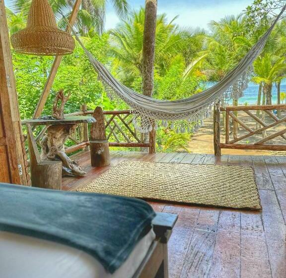 هتل Tortuga Bay Eco