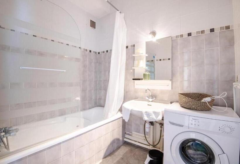 La Cour D école à Tours