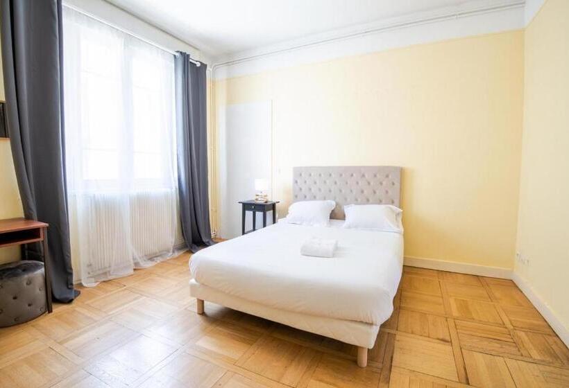 La Cour D école à Tours