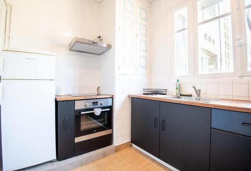 La Cour D école à Tours