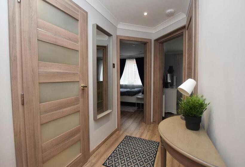 Lovely Apartment Close To The Town Centre & Train Station