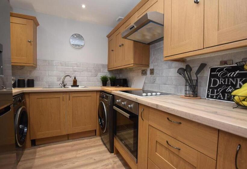 Lovely Apartment Close To The Town Centre & Train Station