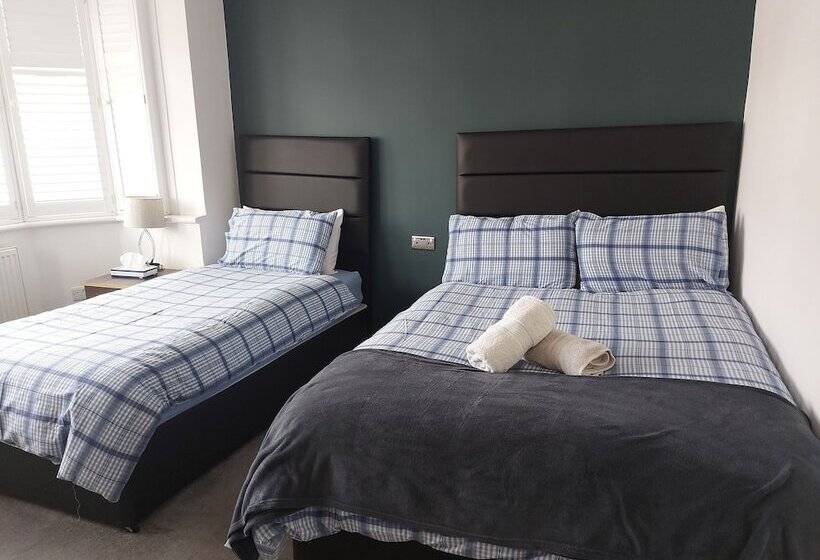 ペンション Room In Guest Room   Apple House Wembley   Family Room With Shared Bathroom