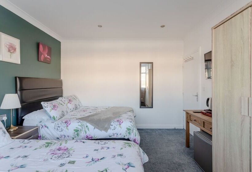 ペンション Room In Guest Room   Apple House Wembley   Family Room With Shared Bathroom