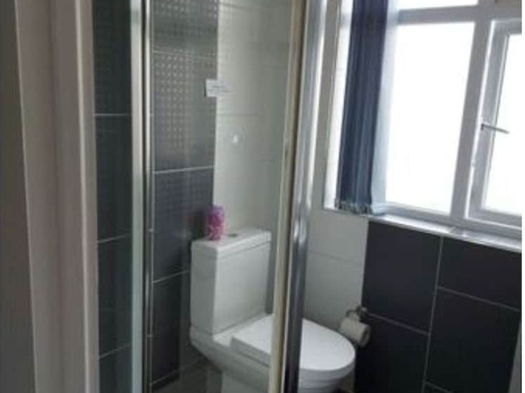 ペンション Room In Guest Room   Apple House Wembley   Family Room With Shared Bathroom