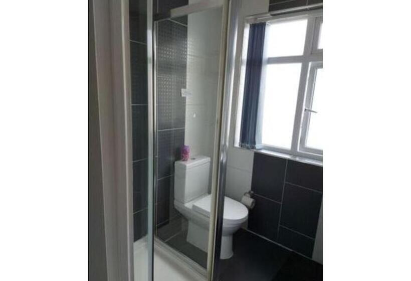 ペンション Room In Guest Room   Apple House Wembley   Family Room With Shared Bathroom