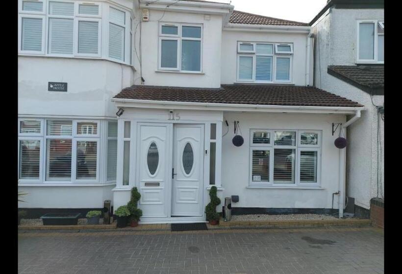 ペンション Room In Guest Room   Apple House Wembley   Family Room With Shared Bathroom