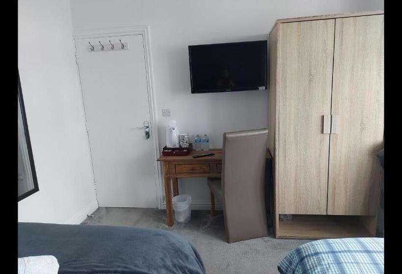 ペンション Room In Guest Room   Apple House Wembley   Family Room With Shared Bathroom