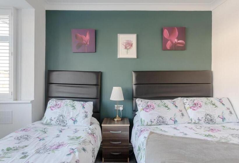 ペンション Room In Guest Room   Apple House Wembley   Family Room With Shared Bathroom