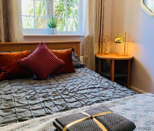 The Lake House, Woking