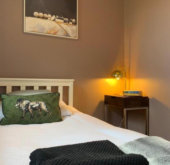 The Lake House, Woking