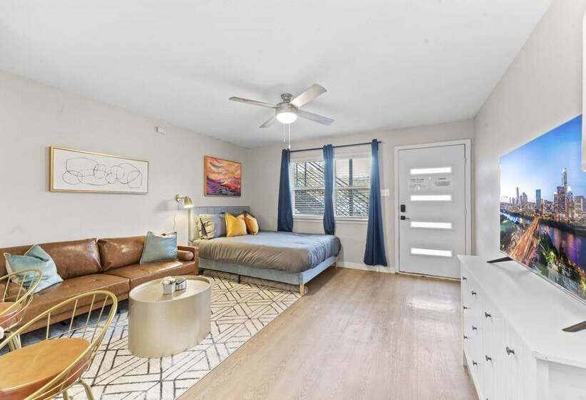 Cozy Efficiency Studios Close To Downtown And Domain