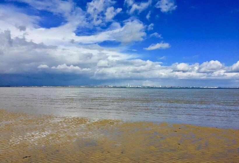 Arden Villa, Sleeps 8, Moments From The Golden Sandy Beach Of Ryde