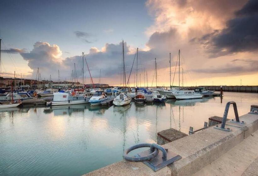 Arden Villa, Sleeps 8, Moments From The Golden Sandy Beach Of Ryde