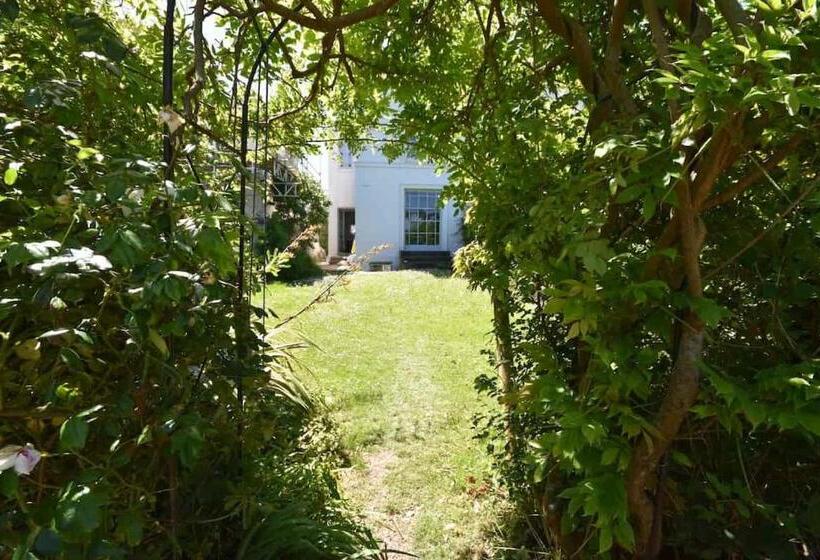 Arden Villa, Sleeps 8, Moments From The Golden Sandy Beach Of Ryde