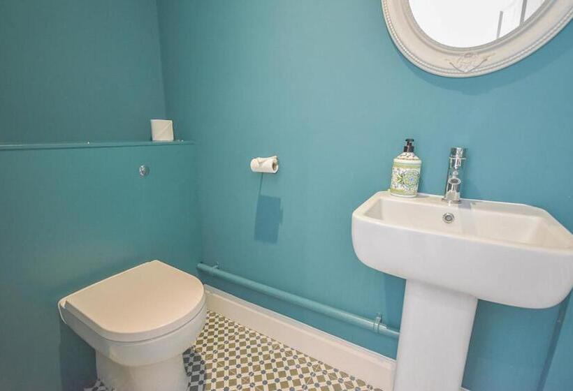 Arden Villa, Sleeps 8, Moments From The Golden Sandy Beach Of Ryde