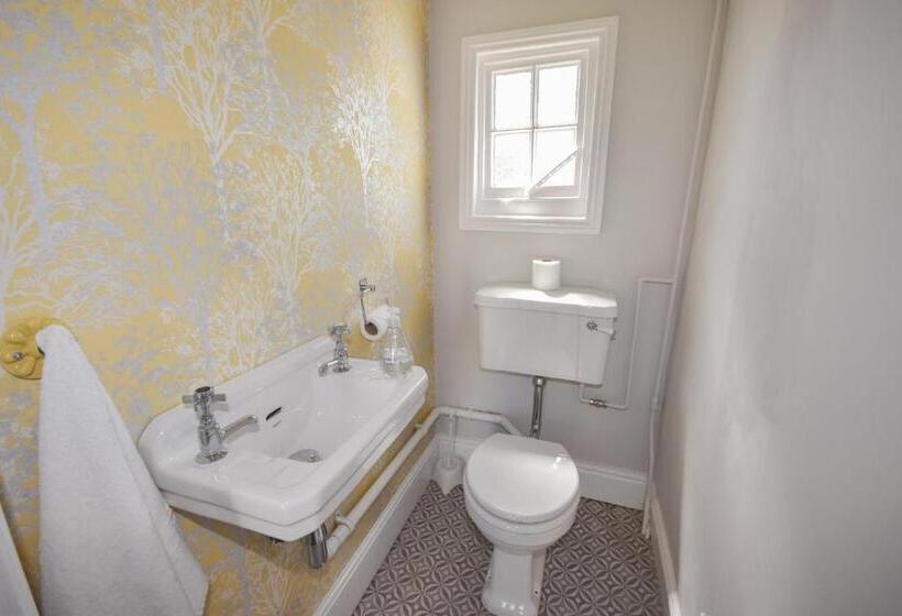 Arden Villa, Sleeps 8, Moments From The Golden Sandy Beach Of Ryde