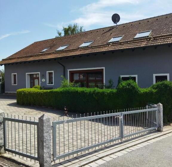 Aussergewöhnliche Atelierferienwohnung Mit Balkon An Der Donau