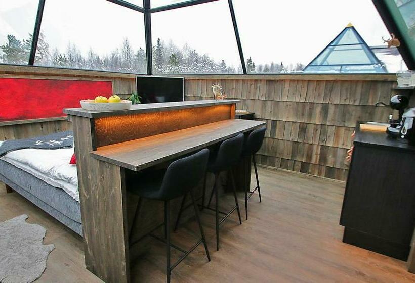 בית מלון כפרי Aurora Pyramid Glass Igloos