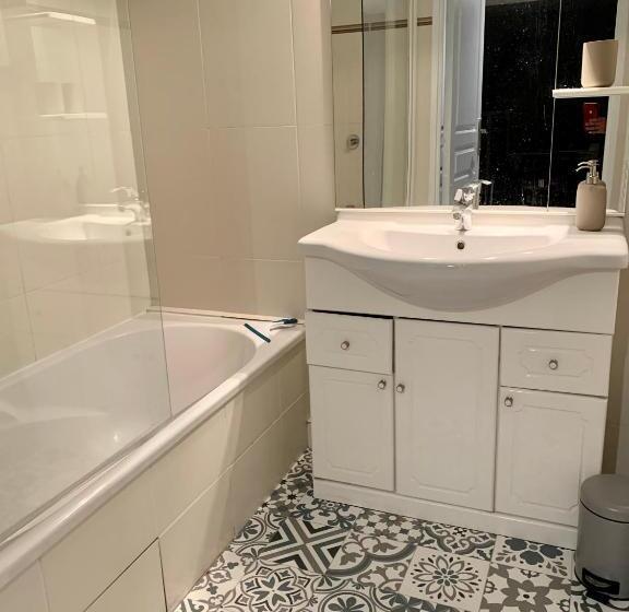 Joli 2p Climatise Dans Résidence Calme Et Securisée Avec Piscine