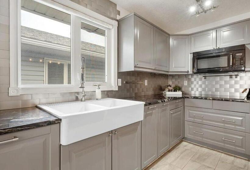 The Jurassic I Sleep 9 I Backyard & Patio I 55 Tv