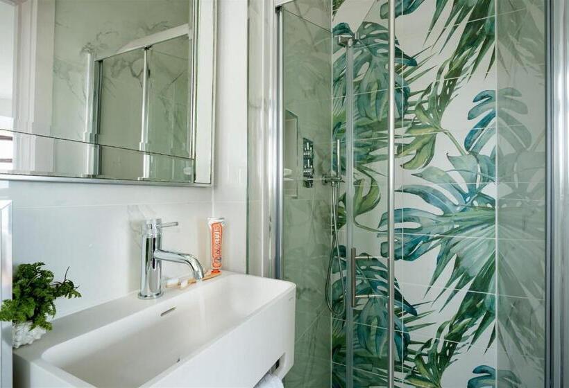 The Spinney   Spectacular Views Over The Bay And Close To Beach With Parking