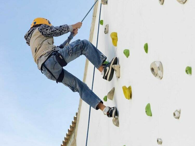 Albergue Inturjoven El Bosque   Hostel