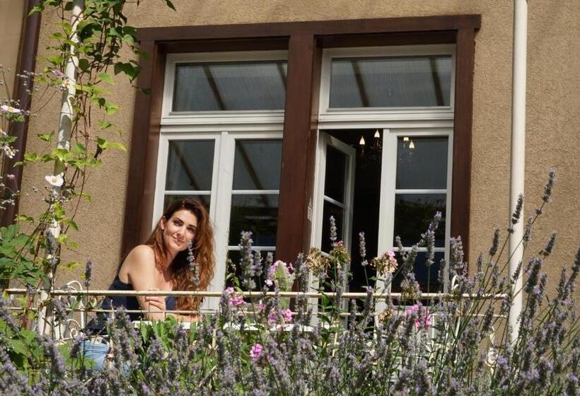 Alpenrose Hotel And Gardens