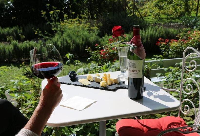 Alpenrose Hotel And Gardens