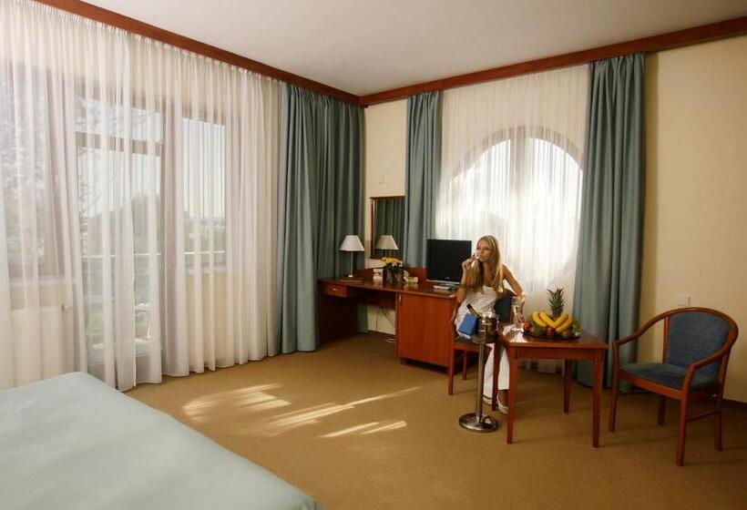 April Hotel Panorama