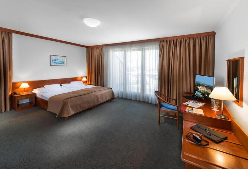 April Hotel Panorama