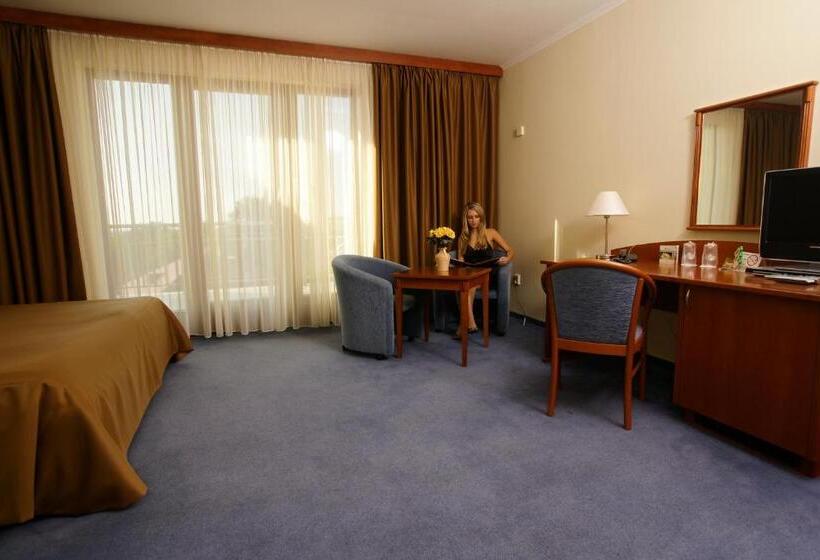 April Hotel Panorama