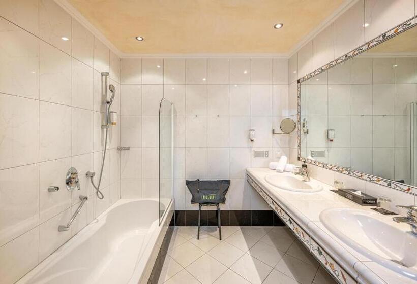 Отель Alpin Life Resort Lürzerhof