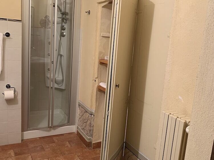 Отель Castello La Rocchetta