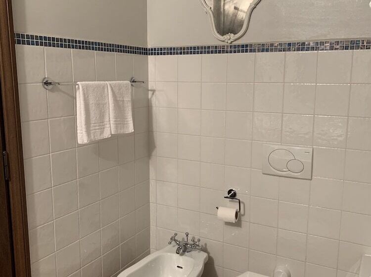 Отель Castello La Rocchetta