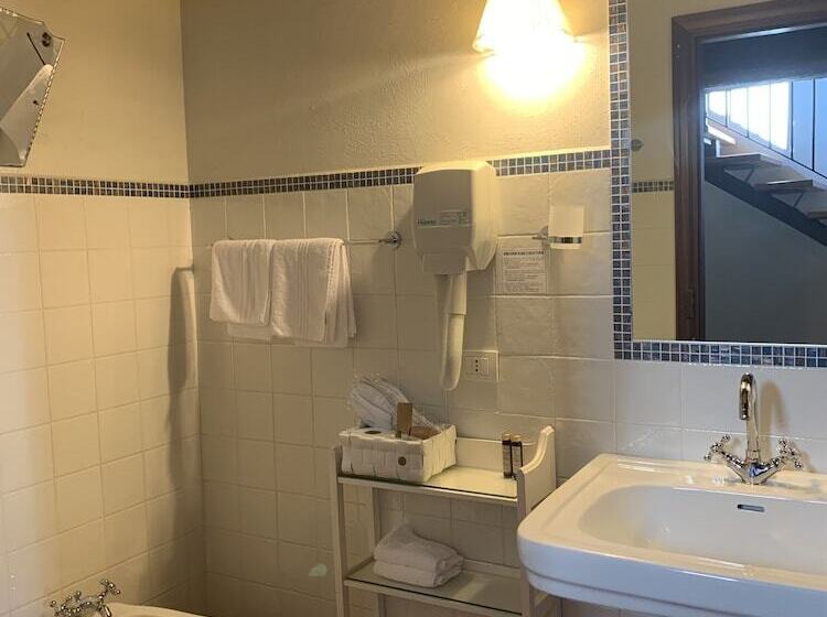 Отель Castello La Rocchetta