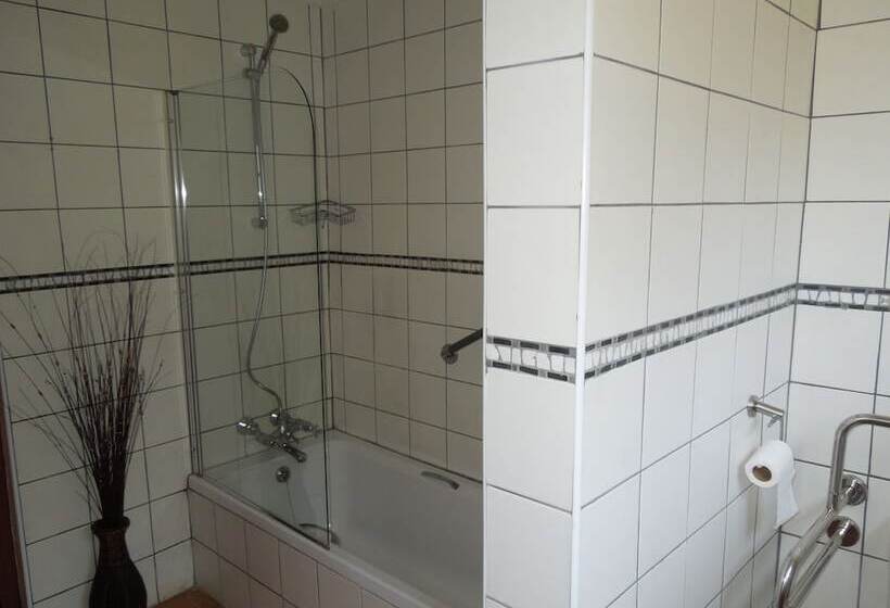 פנסיון Trees Too Guest Lodge